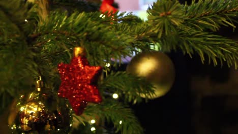 Weihnachtsschmuck-Und-Dekorationen-An-Einem-Weihnachtsbaum-Auf-Den-Weihnachtsmärkten