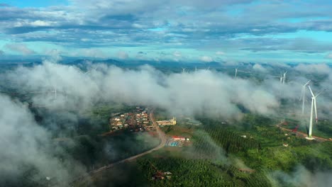 vista de avión no tripulado de la granja de energía eólica cubierta de nubes en la madrugada - eahleo, dak lak, tierras altas centrales de vietnam