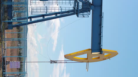 clip vertical de pumpjack horsehead bombeando petróleo crudo en rumania