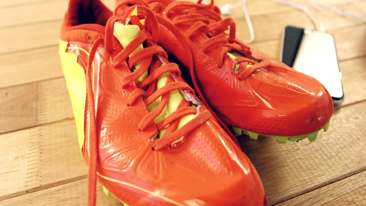 헤드폰 과 신발 을 가진 휴대 전화