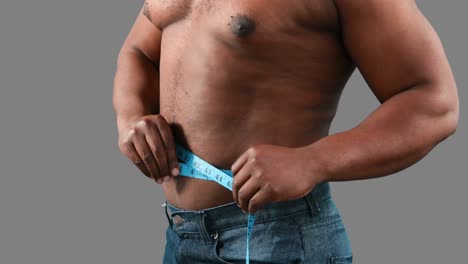 Muskulöser-Mann,-Der-Seine-Körpermasse-Misst
