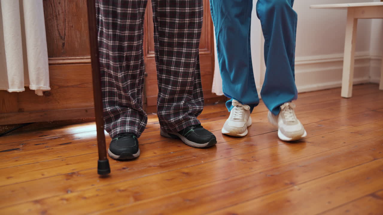 기 지이를 들고 있는 노인, 남성 또는 간호사