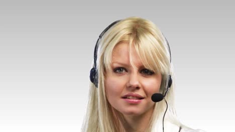 mujer expresando positividad