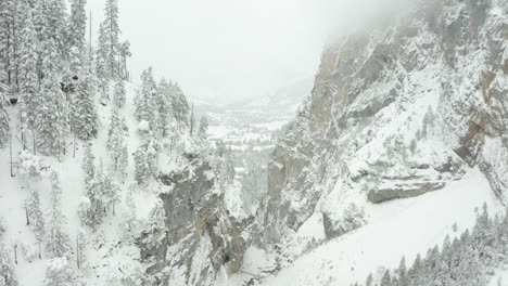 Luftaufnahmen-Von-Schneebedeckten-Bergrücken