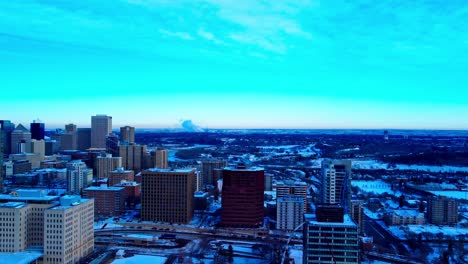 Panoramaflug-Aus-Der-Luft-über-Die-Innenstadt-Von-Edmonton-Von-Osten-Nach-Süden-In-Alberta,-Kanada,-Wo-Schnee-Alle-Gebäude-Mit-Blick-Auf-Wohn--Und-Geschäftstürme-Bedeckt,-Walter-Dale-Brücke,-Leichtes-Reno-Konstruktion2-2