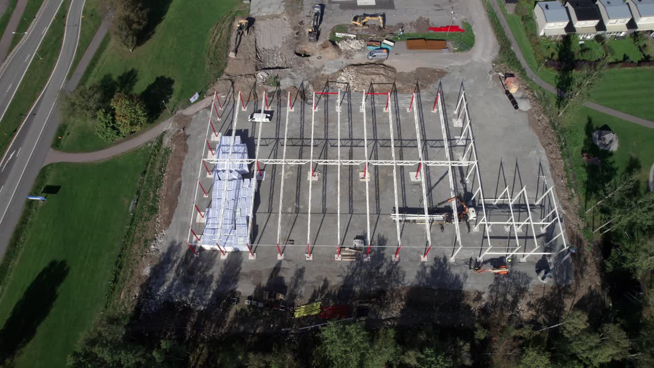 sitio de construcción con excavadora y grúa, revelación aérea en el país nórdico