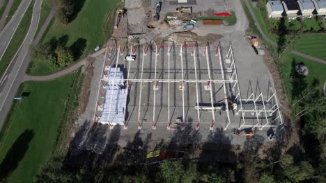 sitio de construcción con excavadora y grúa, revelación aérea en el país nórdico