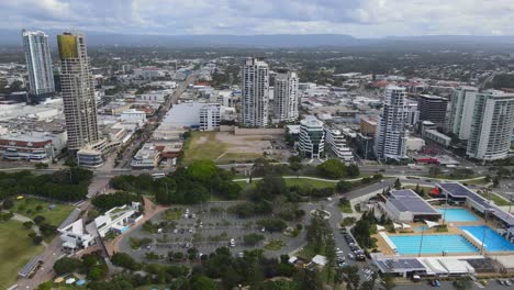 cidade de southport com parques de broadwater e centro aquático em qld, austrália