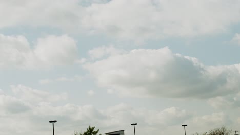 Grandes-Nubes-Que-Soplan-Sobre-Un-Estacionamiento