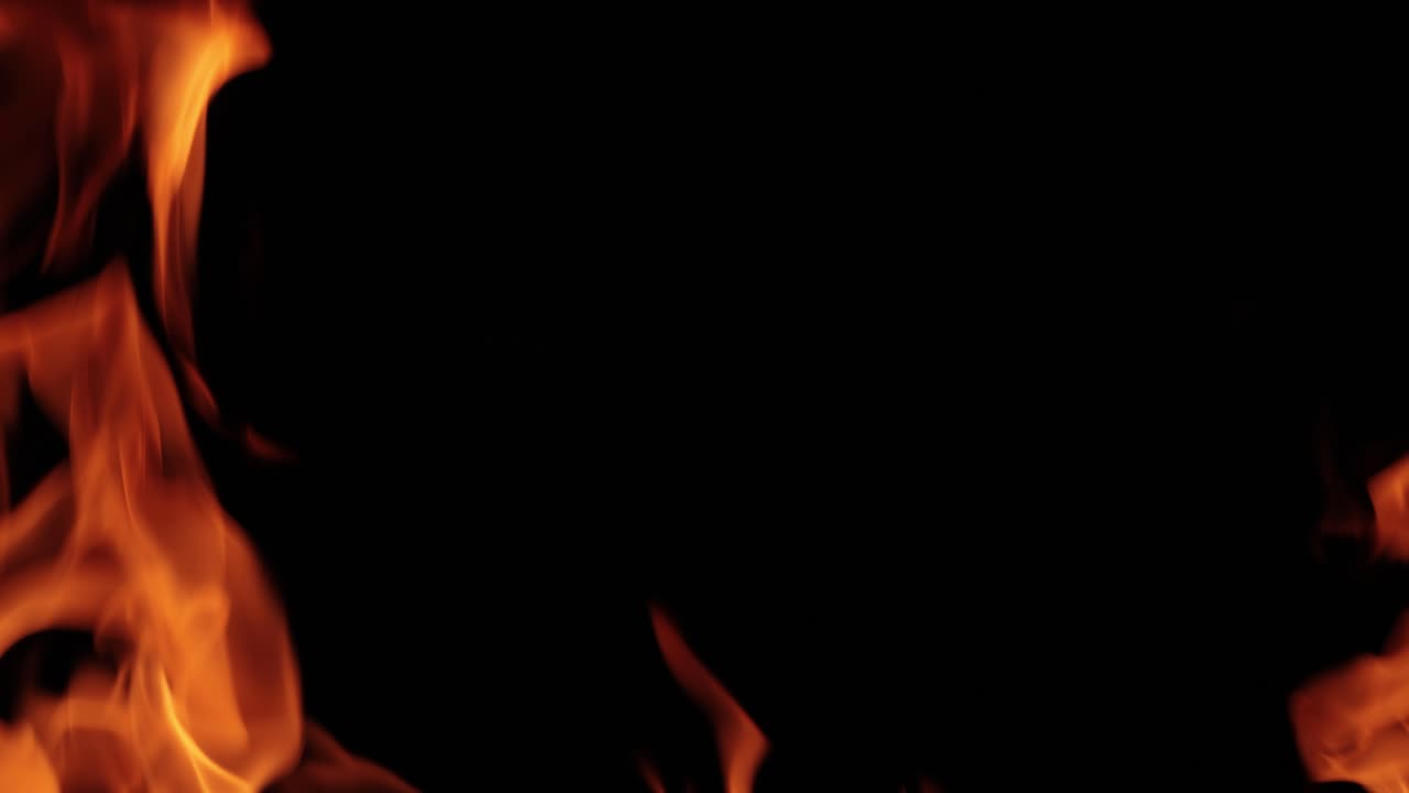пламя огня на черном фоне в замедленном движении