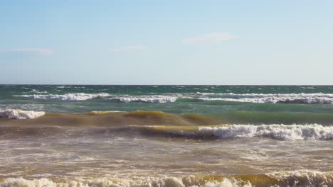 Windiger-Tag-An-Der-Küste,-Wellen-In-Zeitlupe