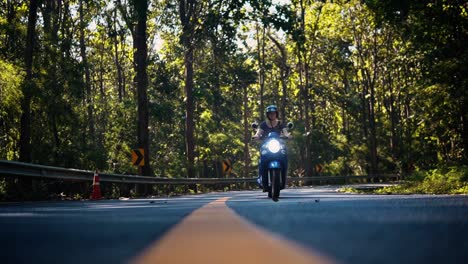 Cámara-Lenta-Cinematográfica-Viajando-En-Ciclomotor-A-Través-De-Un-Hermoso-Bosque-En-Asia