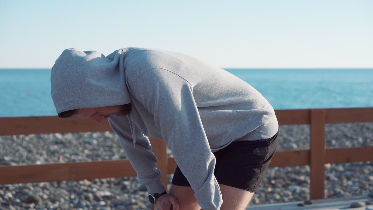 해변에서 로프를 뛰어넘는 남자
