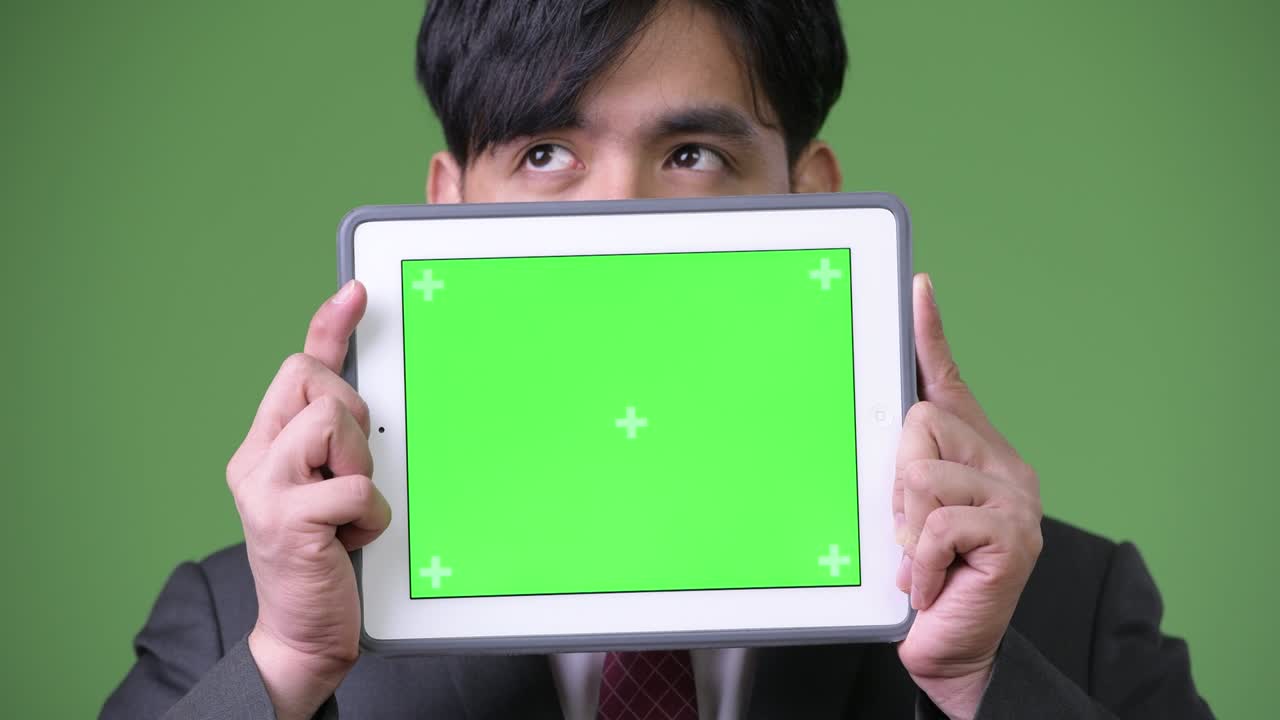 디지털 태블릿을 사용하는 젊은 잘생긴 아시아 사업가