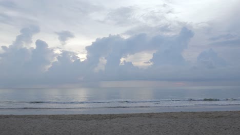 Puesta-De-Sol-De-La-Playa-Natural-Del-Paisaje-Marino-Con-Agua-De-Olas-Marinas-Y-Espuma-En-La-Hermosa-Playa-De-Arena-Blanca,-Playa-De-Verano