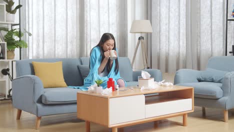 아픈 여자가 집에서 자신을 돌보고 있습니다.