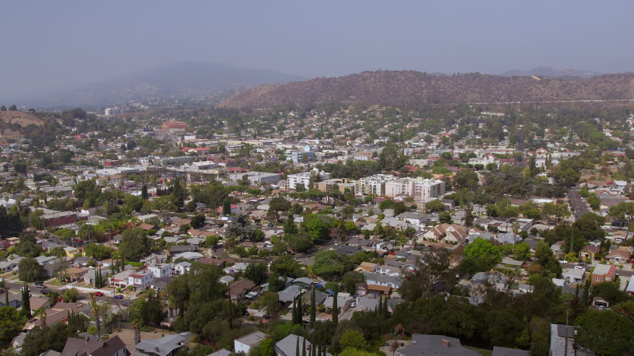 vista aérea del barrio de eagle rock en los ángeles, california en un bonito día de verano