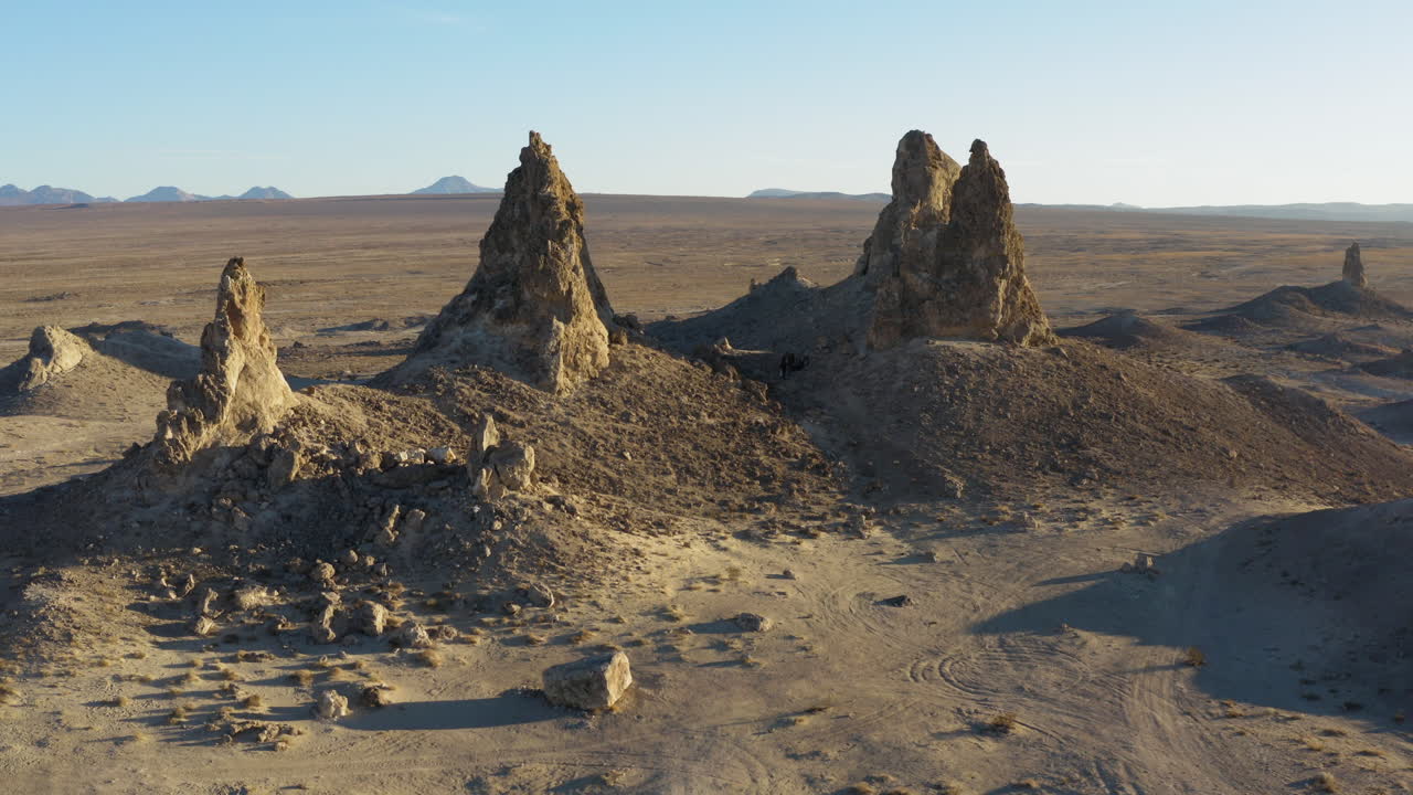 disparo de dron que revela 5 pináculos aislados en el desierto de california al amanecer