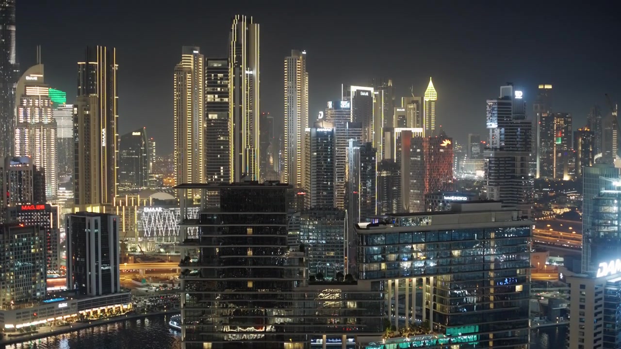 La vista aerea dell'orizzonte di Dubai di notte
