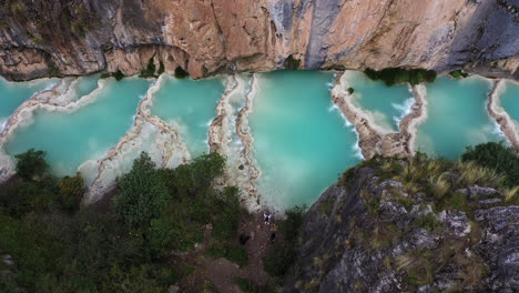 Schöne-Overhead-Luftaufnahme-Mit-Einer-Drohne-Aus-Dem-Andengebiet-Des-Berühmten-Türkisfarbenen-Millpu-Sees-Zwischen-Bergen-Am-Nachmittag-In-Ayacucho,-Peru