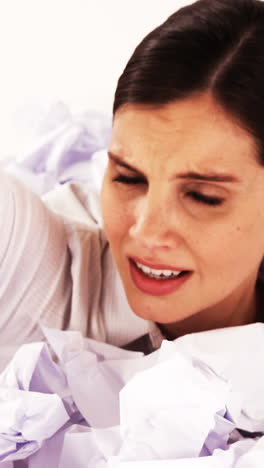 mujer de negocios pidiendo ayuda en un desperdicio de papel