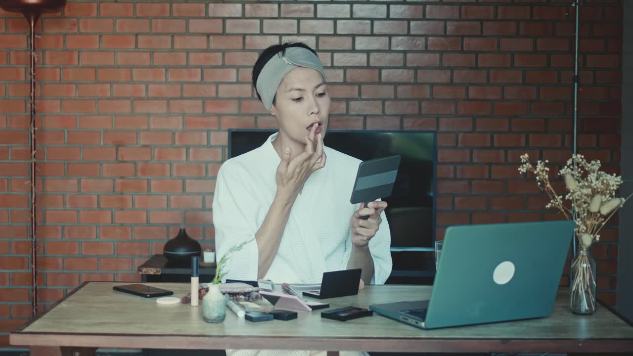 집 에서 메이크업 을 하는 여자