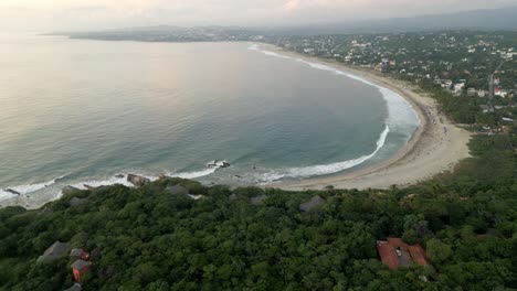 Luftaufnahme-Aus-Einem-Hohen-Winkel,-Die-Den-Strand-Von-Puerto-Escondido,-Oaxaca,-Mexiko,-Surf-Reiseziele-Zeigt