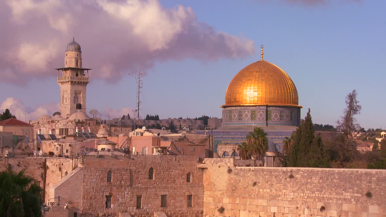 la cúpula de la roca se eleva sobre la ciudad vieja de jerusalén y el muro de las lamentaciones 1