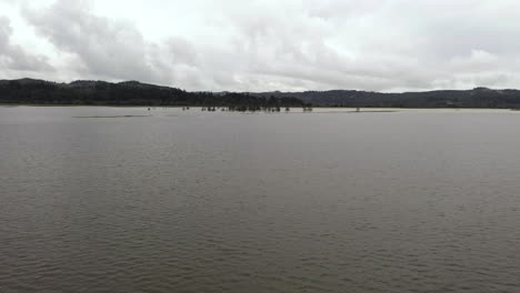 Drohne-Fliegt-über-überfluteten-Vordergrund-In-Coquille-Valley,-Bandon,-Oregon,-Usa