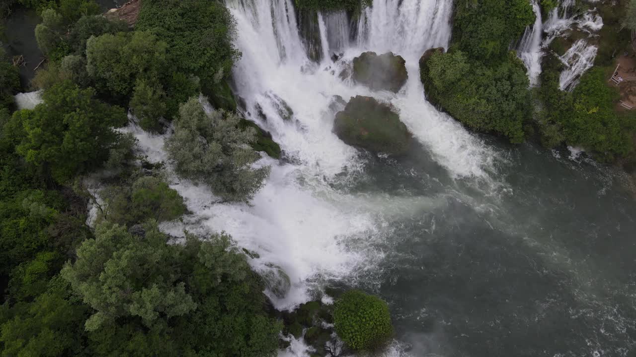 vista superior del agua que fluye a través de los árboles en la cascada de kravica en bosnia, atracción turística, concepto de turismo de verano