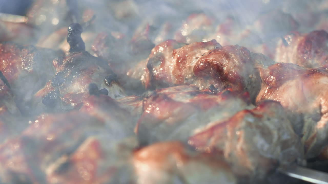 매크로 bbq 고기 바베큐 스피어 뜨거운 나무 석탄 위에.