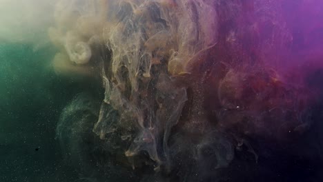 los colores radiantes se mezclan con el agua creando un fondo abstracto