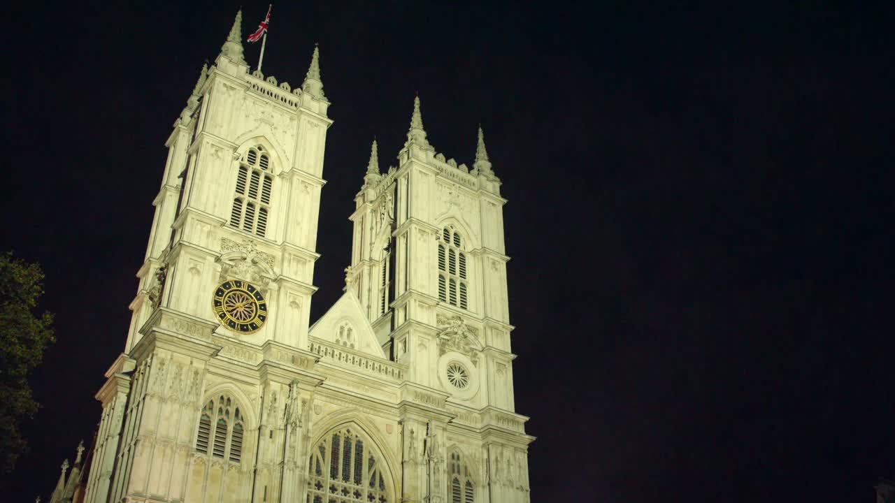 Static shot of Westminster Abbey in Westminster, London in the United Kingdom. Filmed at night, the towers of the abbey sit to the right of the frame. Produced in 4K, 50fps with Rec709 color space.