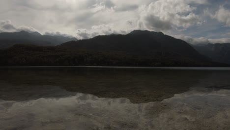 Un-Disparo-De-Espejo-Constante-De-Una-Montaña-Y-Su-Reflejo-En-Las-Aguas-Tranquilas