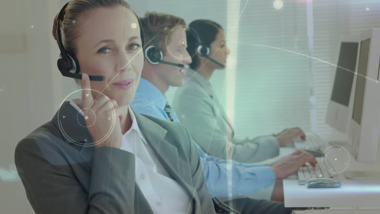 animación de la red de conexiones a través de personas de negocios que usan auriculares telefónicos