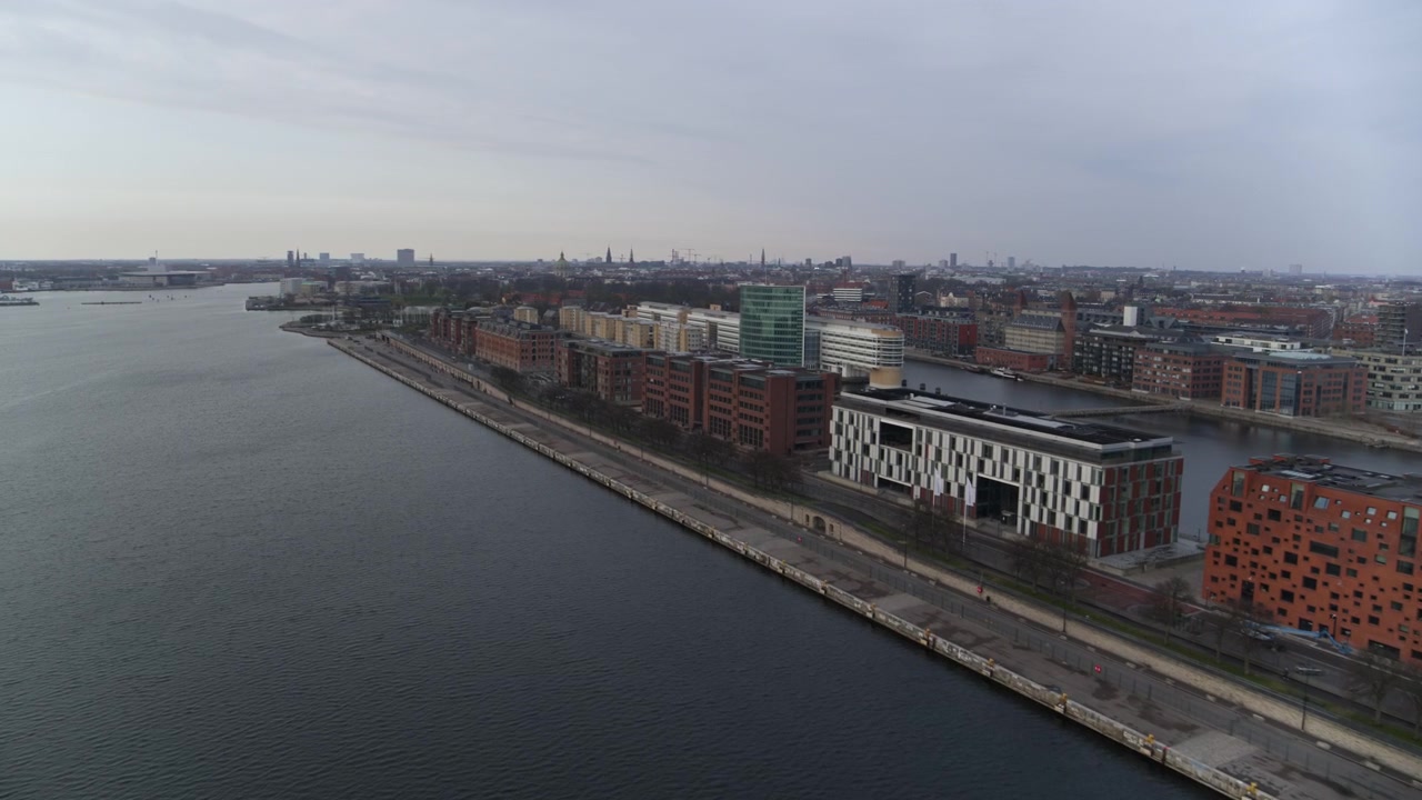 Vídeo de drone do horizonte de Copenhague e do Cais "Langelinie" ao nascer do sol e céu nublado, com vista para o porto, os pináculos de Copenhague, a Igreja de Mármore e o Parlamento