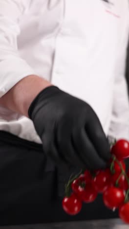 el chef está preparando tomates cereza.