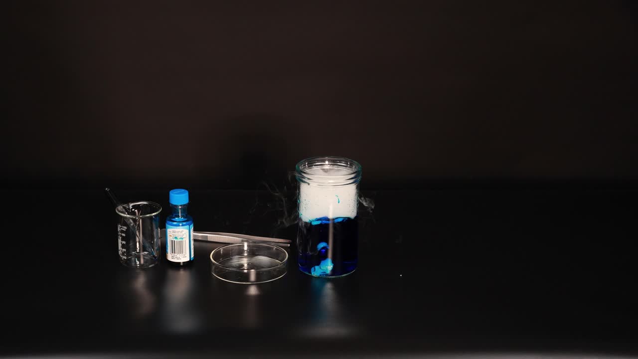 화학 반응 중에 담배가 컵에서 어나옵니다.