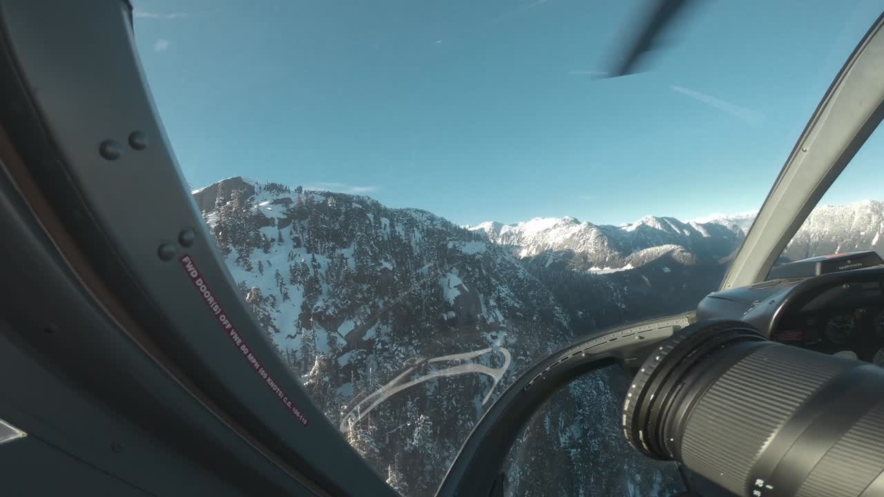 bc주 캐나다 헬리콥터 앞좌석에서 사진을 찍는 남자의 시점