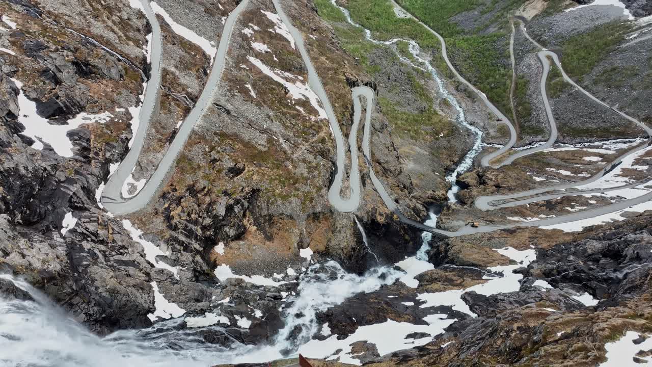 majestuoso punto de vista de trollstigen y la cascada de stigfossen - revelando el impresionante isterdalen con una inclinación aérea hacia arriba - noruega