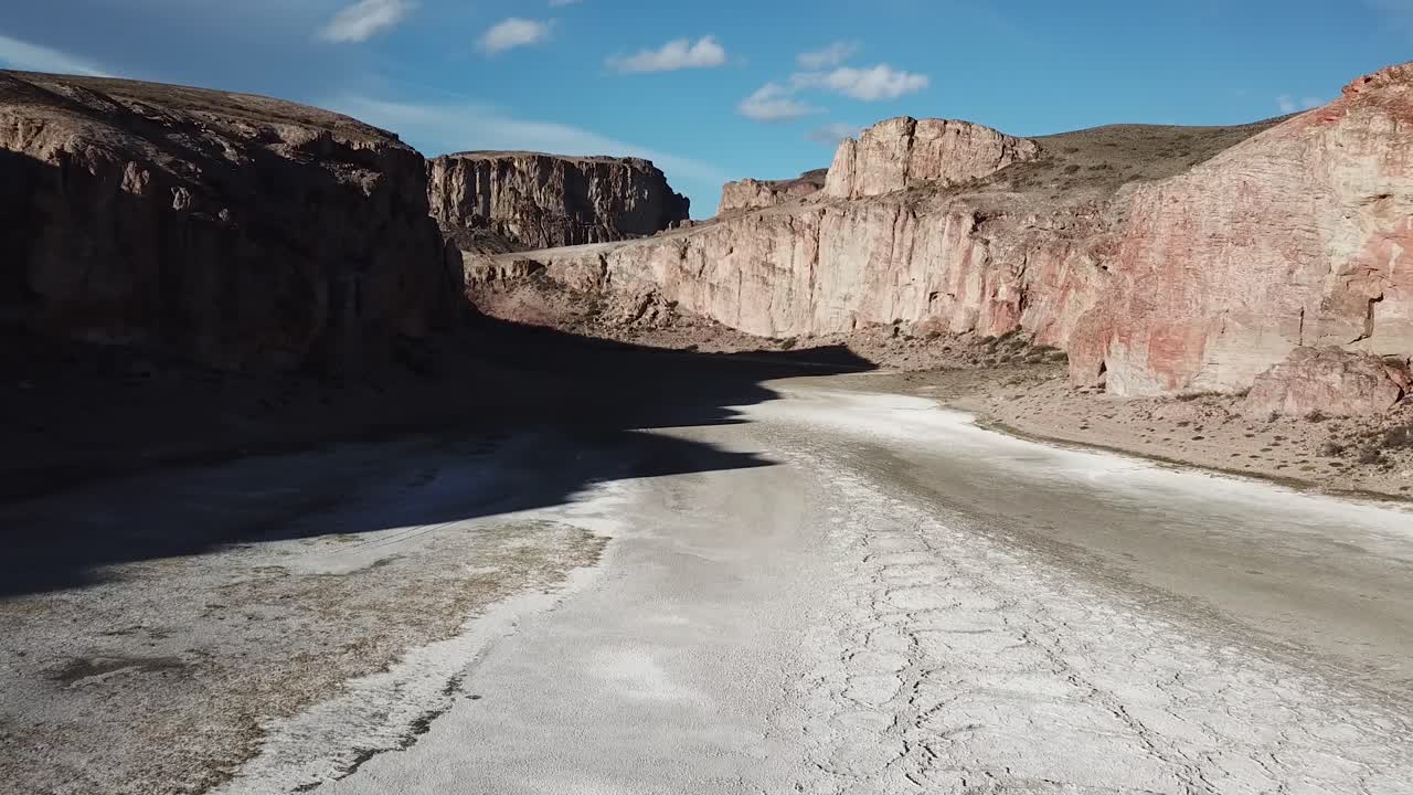 Vista aerea con drone di una distesa salata nel canyon del deserto patagonico, Argentina, paesaggio selvaggio cinematografico
