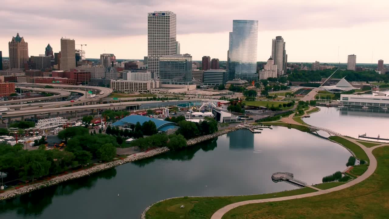 미시간 호수에서 떨어진 작은 반도가 내려다보이는 밀워키 시의 해안 조감도