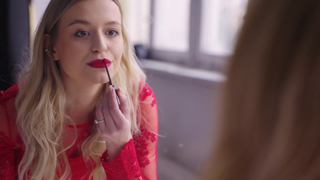 mujer aplicando maquillaje