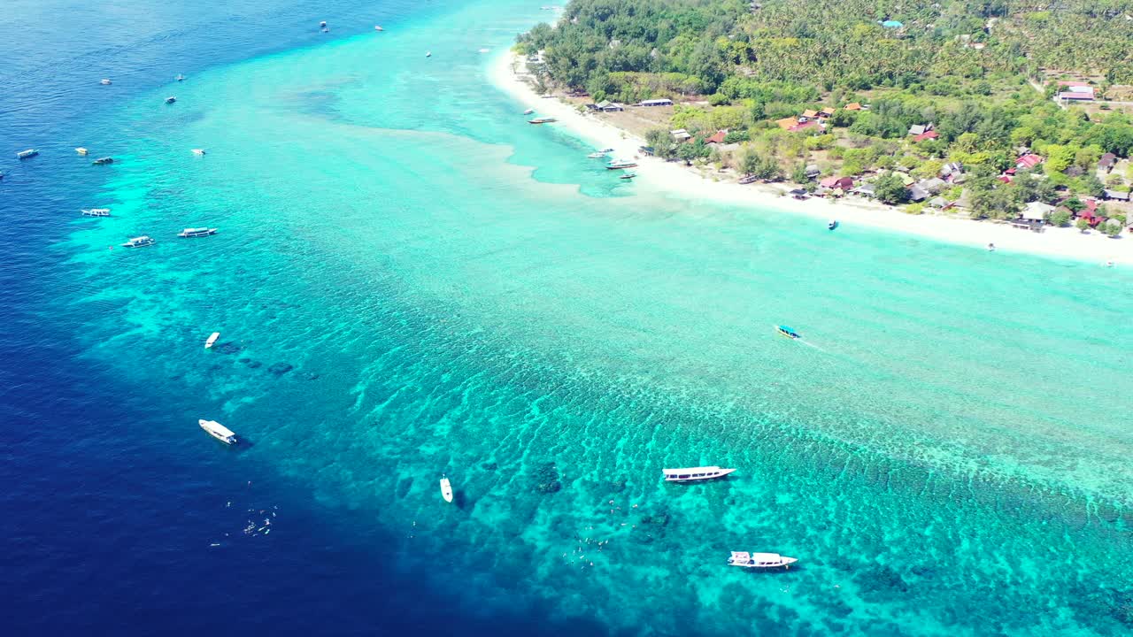 vista aérea de un paisaje maravilloso una isla con árboles gloriosos, arena blanca y diferentes casas en maldivas- tiro