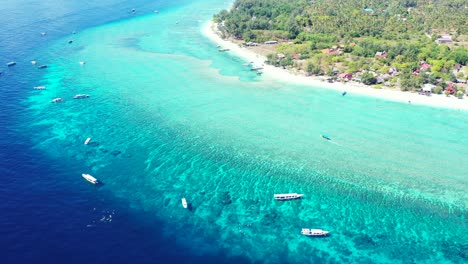 Luftaufnahme-Einer-Wundervollen-Landschaft,-Einer-Insel-Mit-Herrlichen-Bäumen,-Weißem-Sand-Und-Verschiedenen-Häusern-Auf-Den-Malediven-–-Aufnahme