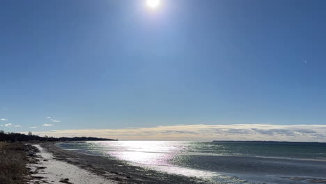 Playa-Vacía-Cerca-Del-Océano-En-Calma