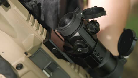 detalle de un disparo en cámara lenta del alcance del rifle