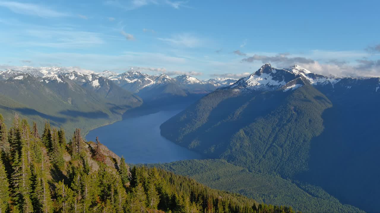 lago pintoresco rodeado de montañas y árboles