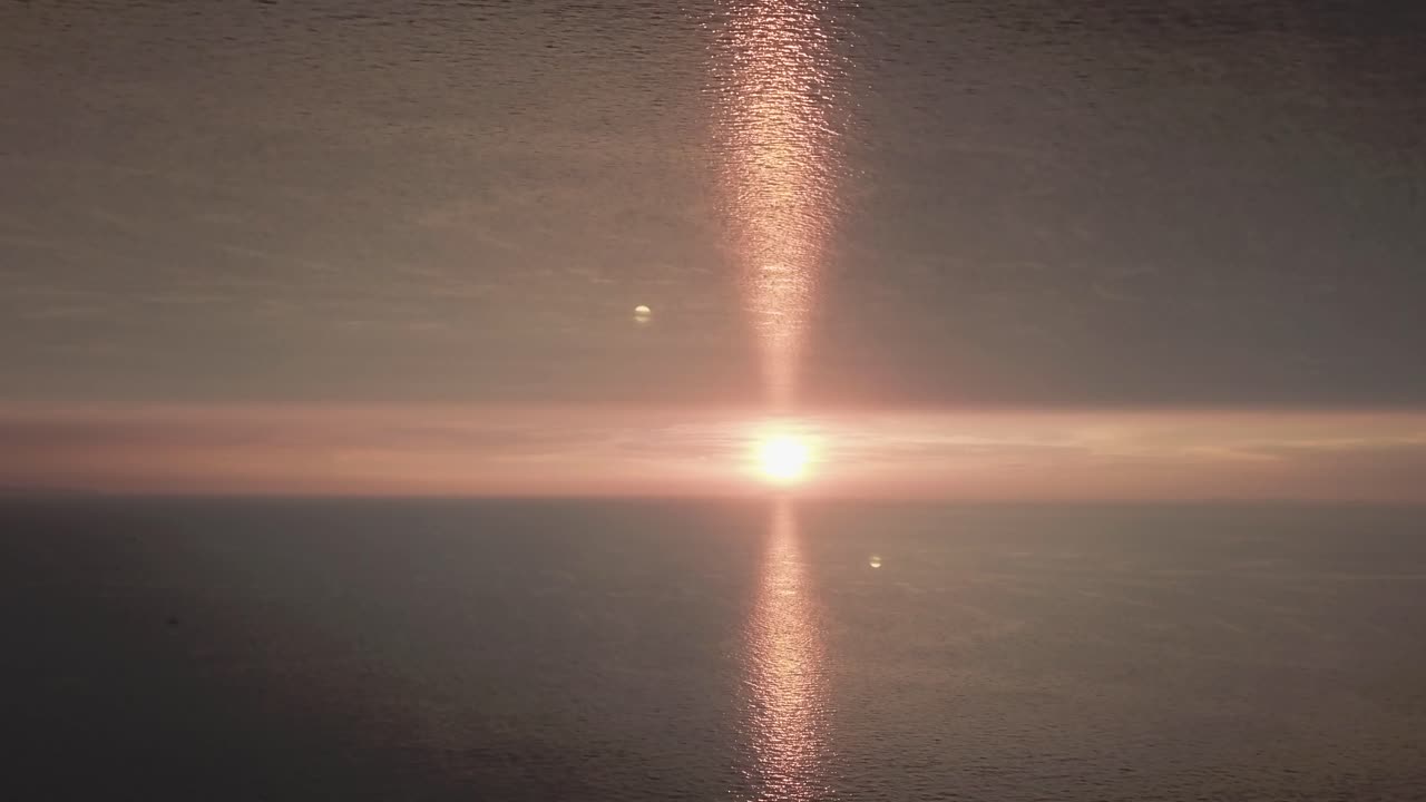 바다 위에 해가 지는 것