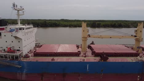 Großes-Massengutfrachtschiff,-Das-Entlang-Des-Parana-Flusses-In-Argentinien-Navigiert